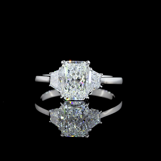 Anillo de compromiso de tres piedras Radiant E VS1 cultivado en laboratorio de 1.96ctw